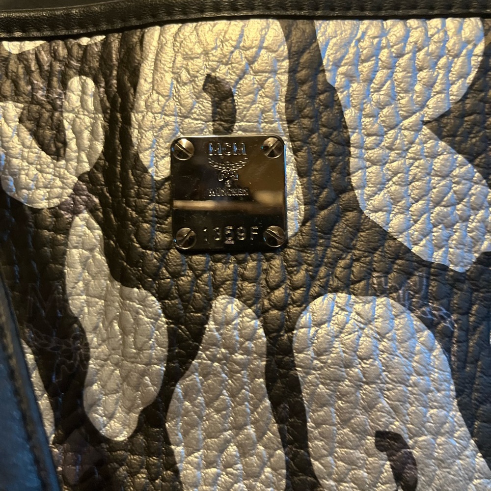 Authentic MCM tote bag/strap is broken